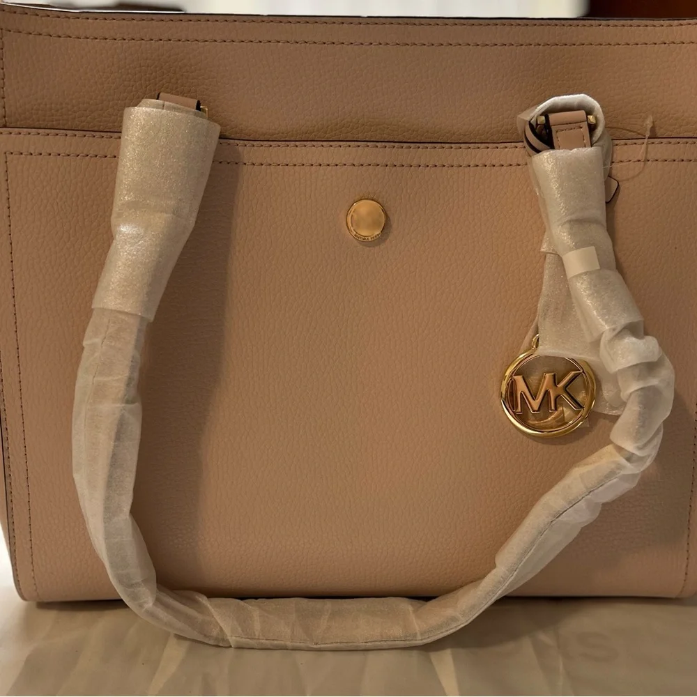 New Michael Kors Maisie
Large Pebbled Leather 2 in-1 Tote
Bag. - Picture 10 of 16
